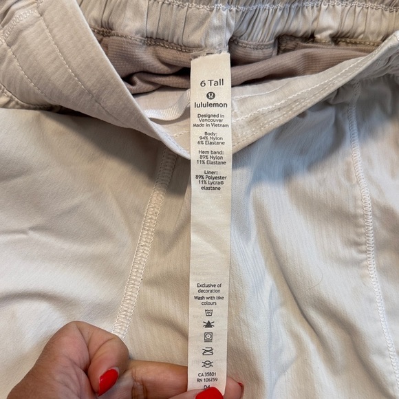 Lululemon Hotty Hot Short  size 6 - Picture 4 of 5